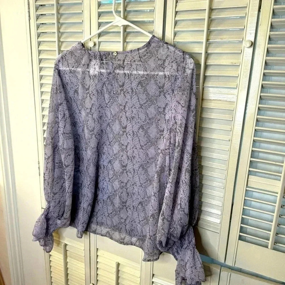 Lavender snake print sheer top - Picture 5 of 6